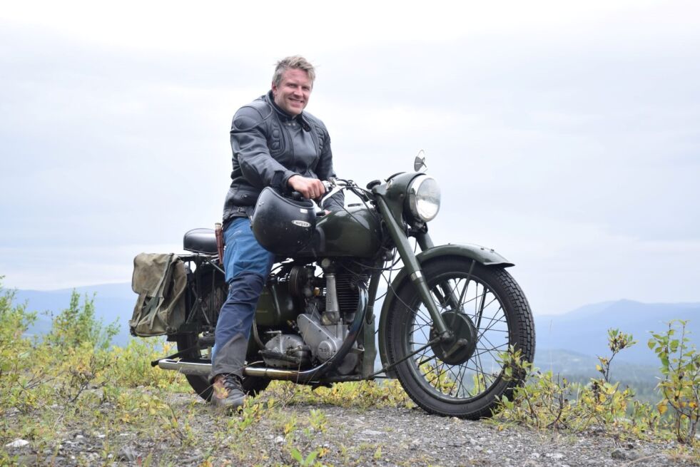 Benny Sætermo har stor sans for veteran-motorsykler og nordnorsk krigshistorie. Han driver Arctic Circle Classic Motorcycle Museum, der man finner gamle skatter også fra Indre Salten. Her er han på en BSA M33 1952-modell. Alle foto: Eva S. Winther