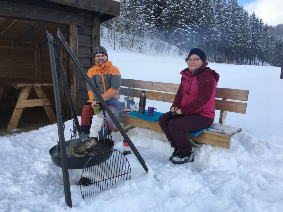 Ole Johan og Anita Ullvang var noen av de som tilbrakte tid utendørs i Seljeåsen denne søndagen.
 Foto: Eva S. Winther