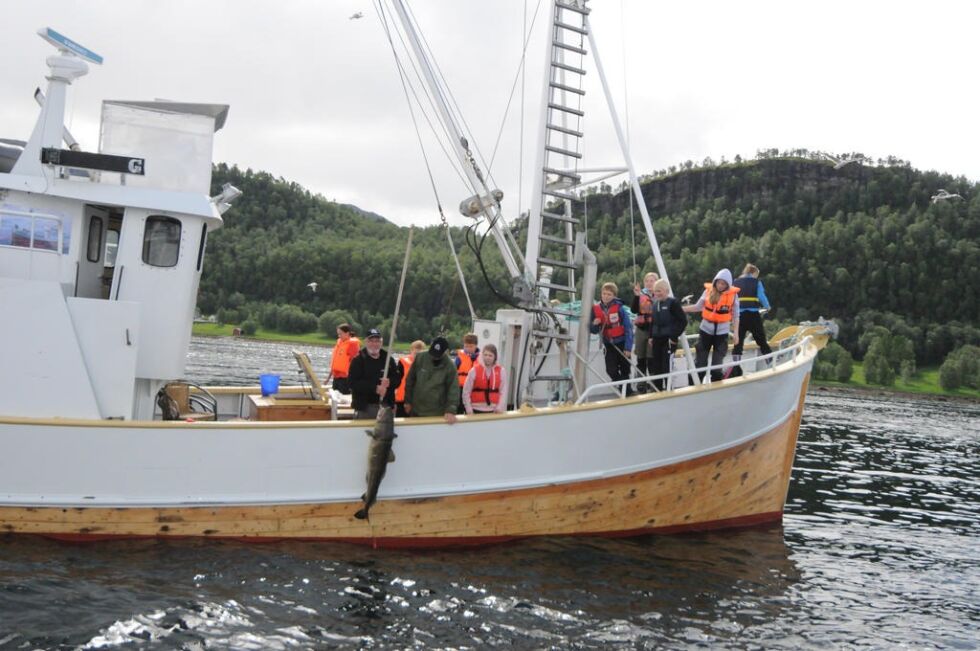 TURER MED BOLGA.  Bolga og mannskapet er klare for nye fisketurer i sommer med barn og unge.
 Foto: Helge Simonsen