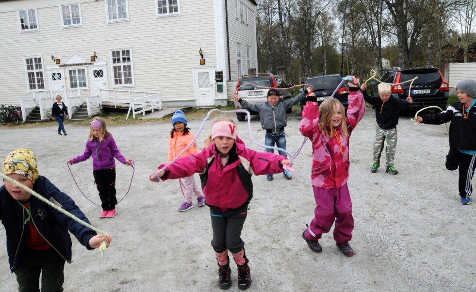 HOPPENDE GLADE. Ungene i andre klasse ved Erikstad skole har vært på besøk hos Fauske husflidslag og lagd sine egne hoppetau og seljefløyter, som de er i full gang med å teste utendørs. Alle foto: Maren Linnea Trondsen