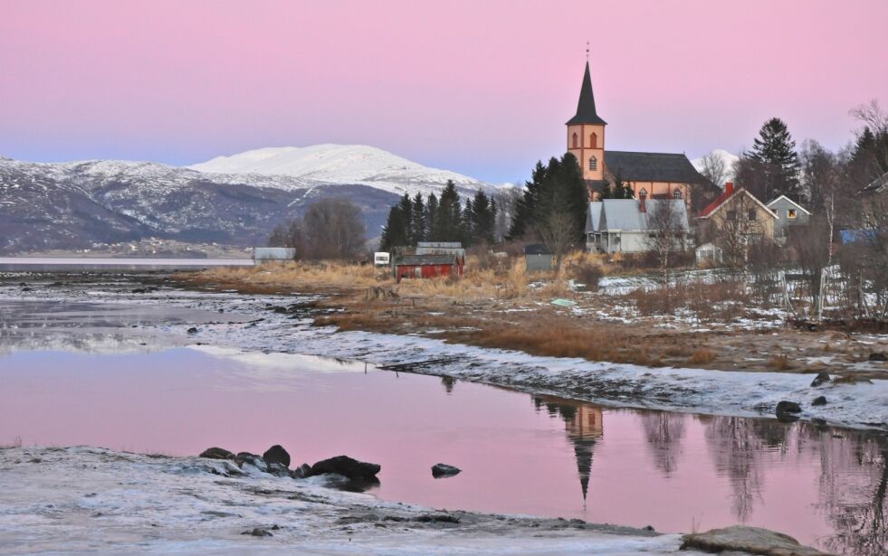 Røsvik kirke i adventslys. Foto: Halvard Toften