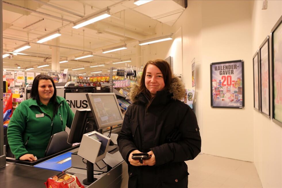 FØRST. Det var 17 år gamle Hege Mariell Kristiansen som ble den første betalende kunden da Europris åpnet på Fauske handelspark