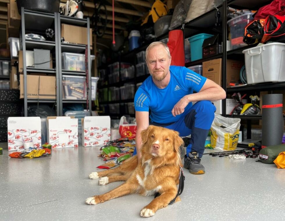 TUR-VENNINNE TIL LÅNS. - Du må få med at Sarah (datteren til Gry) har latt meg låne ”Mutti”. Det er hennes hund, så det er veldig snilt av henne. Hun var litt i tvil først siden det blir så lenge, men hun kom til slutt fram til at det vil bli en fin sommerferie for ”Mutti”, sier Geir.
 Foto: Lise Berntzen