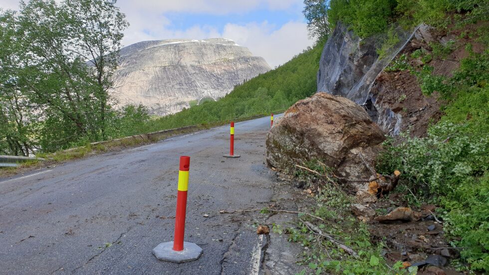 Slik så det ut etter at massene var fjernet der det hadde gått ras på fylkesveien mellom Horndal og Eiavatnet i Sørfold.
 Foto: Dag Ove Johansen
