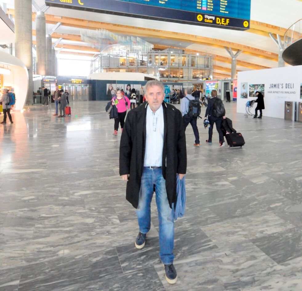 STOLT. Etter hvert som Nils Ole Steinbakk vandret rundt i terminalen fikk han se 35-40.000 kvadratmeter Fauskemarmor. Tilsvarende seks-sju fotballbaner. Foto: Arild Bjørnbakk