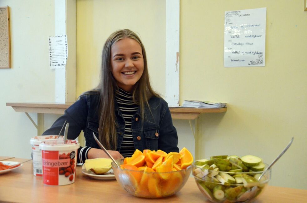 FORSKJELL. Dina Hansen (15) setter stor pris på skolefrokost tre dager i uka, men skulle gjerne sett at det var hver dag. - Jeg merker stor forskjell på konsentrasjonen når jeg har spist en god frokost, sier Dina. Foto: Sverre Breivik