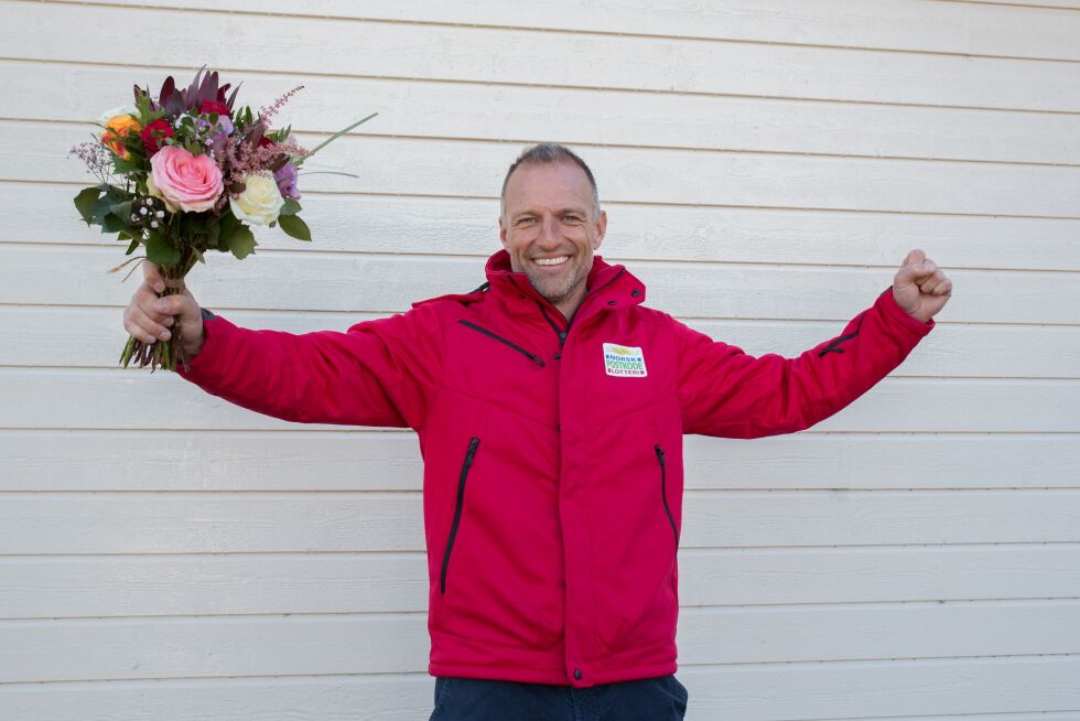 Postkodelotteriets ambassadør, Tom Stiansen gratulerer en heldig vinner på Moldjord i Beiarn med en gevinst på 20.000 kroner.