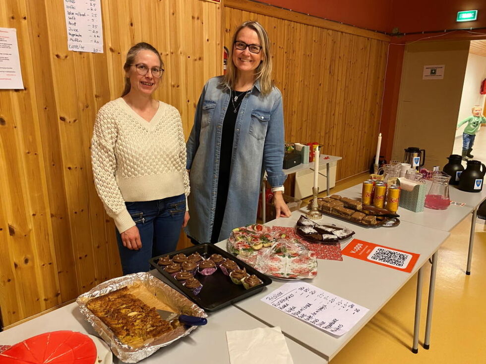 Nina Storstein (t.v.) og Beate Lill Pedersen var blant foreldrene som hjalp til på lørdagskafeen i rådhussalen tidlig i år.
 Foto: Eva S. Winther