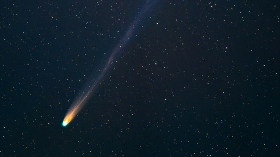 Kometen består av en karbonforbindelse. Når den treffes av solens ultrafiolette lys oppstår fargen. Forsterkningen oppstår når den nærmer seg solen og jorden.
 Foto: Unsplash (Illustrasjonsfoto)