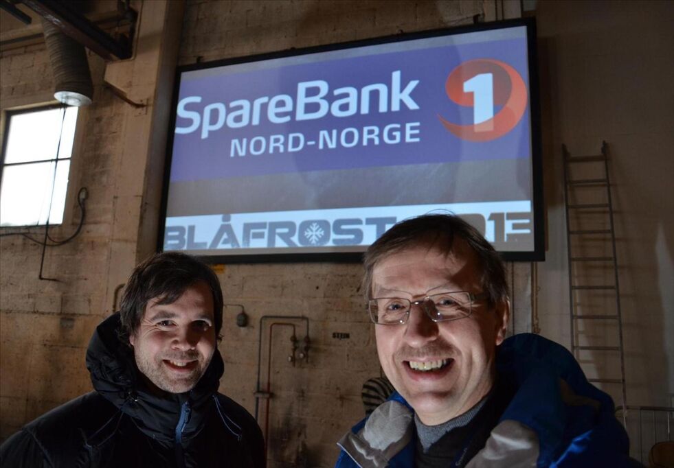 STORSKJERM. Jo Christian Thobro (t.v.) og banksjef Odd Holmvaag er godt fornøyde med at storskjermen er på plass på veggen i storsalen på Slipen. Foto: Øivind Holthe