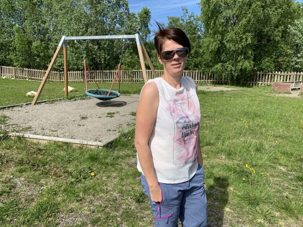 Oppgitt. Daglig leder i Fauske idrettsbarnehage Anja Blomquist er oppgitt over at hundeeiere bruker barnehagen som luftegård for hunden sin.
