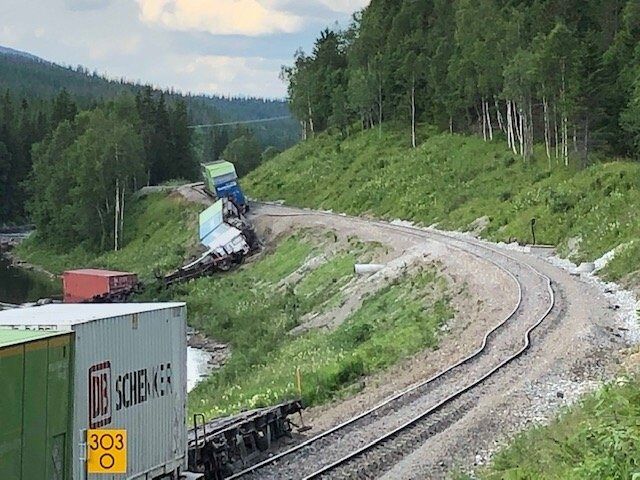 DRAMATISK. Vi kan være glad for at det var et godstog og ikke et passasjertog som sporet av mellom Majavatn og Namsskogan.
 Foto: BaneNor
