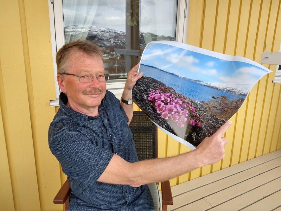 PÅ VERANDAEN. Harald Fagermo på  verandaen med vinnerbildet for april. Blomsten i forgrunnen på vinnerbildet er en rødsildre, med utsikt fra Alvenes.
 Foto: Maja E. Reiss