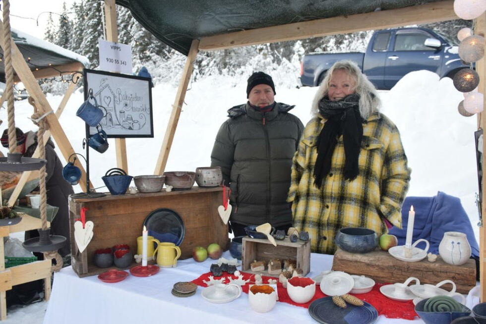 Lill Tove Johansen fra Saltdal produserer keramikk i verkstedet sitt, "Bakgården". Her er hun og Trond Hamran på markedsdag hos Skogfrua noen år tilbake.
 Foto: Eva S. Winther