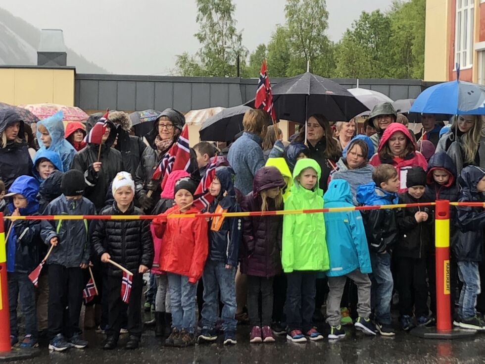 VENTER I REGN. Til tross for surt vær, venter folk i Sørfold tålmodig på Kong Harald og Dronning Sonja ved Straumen skole.
 Foto: Helge Simonsen