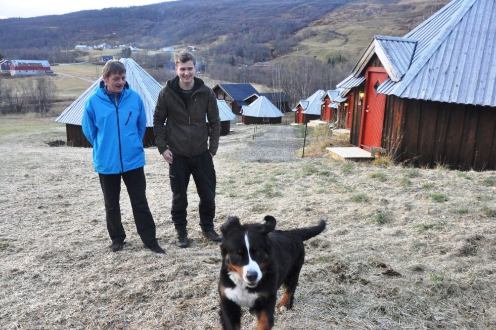 SELGER.  Tor Olav Lundal til høyre får besøk av potensielle kjøpere av Vestvatn Arctic Cabins. På bildet er også Helge Mathisen som var involvert i villmarksenteret en periode. Foto: Sylvia Bredal