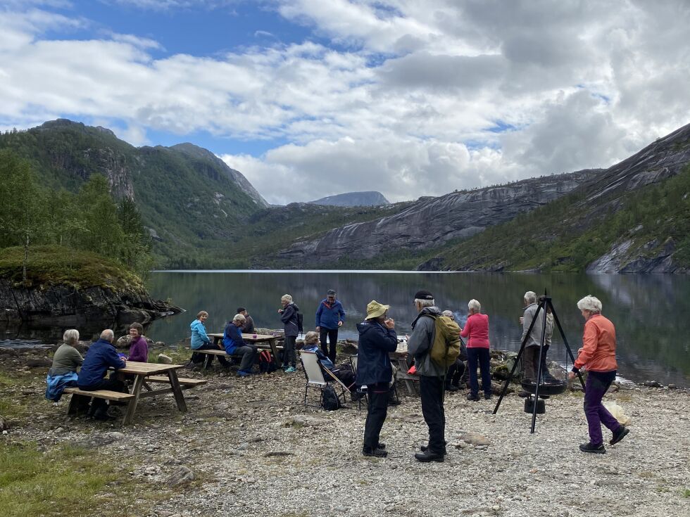 Etter en vår og sommer med begrensete aktiviteter, skjer det nå litt mer, og folk setter pris på det. Her fra ordførerens tur i Sørfold.
 Foto: Eva S. Winther