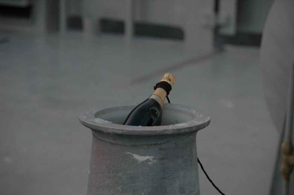 VÅPEN. Slike flasker med champagne kan til nød kastes mot en skuteside, men det er forbudt å kaste den mot andre personer på en fest. Denne er rigget til dåp. Arkivfoto: Gro Smith