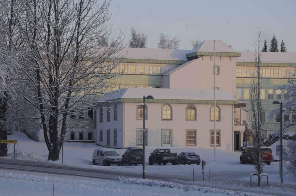 Nå flyttes det ut av og inn i kontorer på Fauske kommune sitt administrasjonsbygg.
 Foto: Arild Bjørnbakk