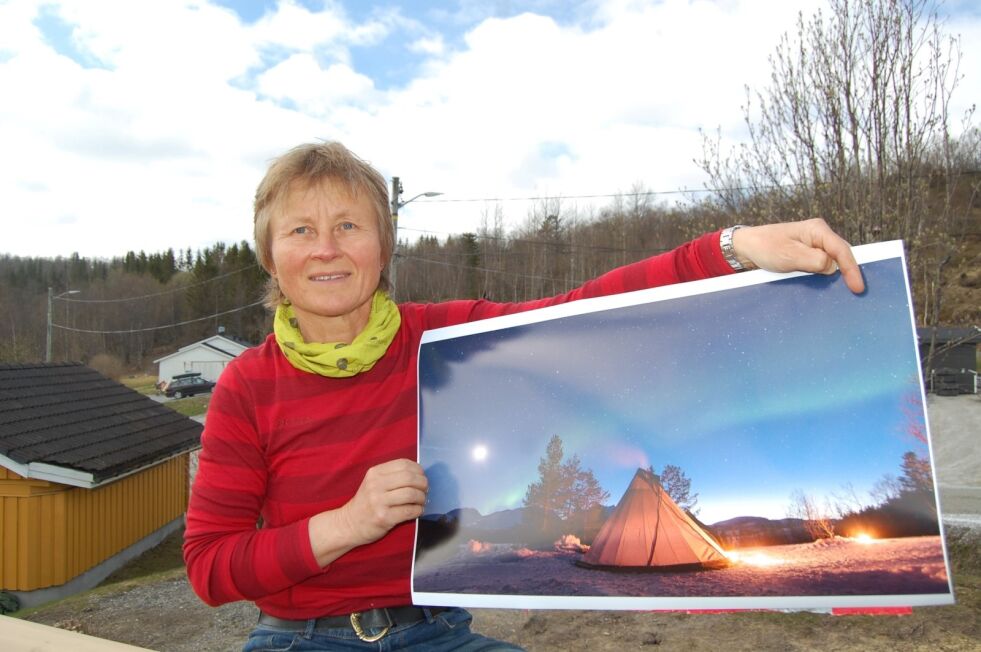 NORDLYS OVER VALNESFJORD. Inger Maria Sjöberg med vinnerbildet av innsendte bilder til Saltenblikk i april. Foto: Stig Bjørnar Karlsen