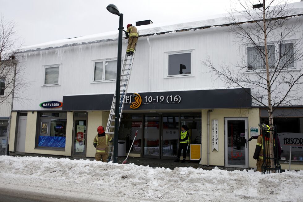 Salten brann fjerner istapper som henger ned fra taket.
 Foto: Bjørn L. Olsen