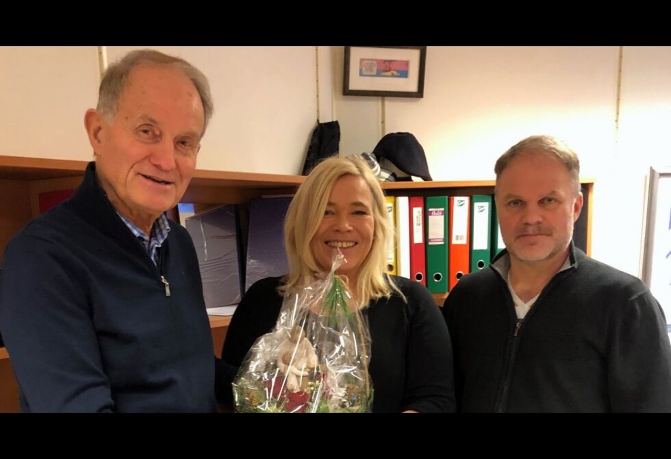 Birger får en takk fra varaordfører Linda Salemonsen og kommunalsjef Trond Heimtun.