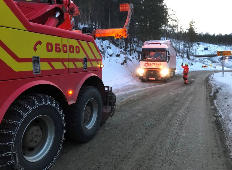 DAGLIGDAGS. At utenlandske vogntog setter seg fast på norske vinterveier, er nærmest dagligdags. Her ser vi Rognan bilberging i aksjon med å berge et polsk vogntog. Arkivfoto: Frode Aronsen