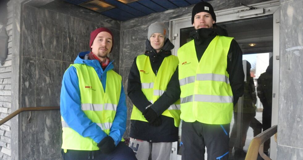 I STREIK. Christian Christensen (27), Vegard Braseth (22) og Sindre Johansen (22) er i streik for første gang i sitt liv ved Fauske hotell. Foto: Sylvia Bredal