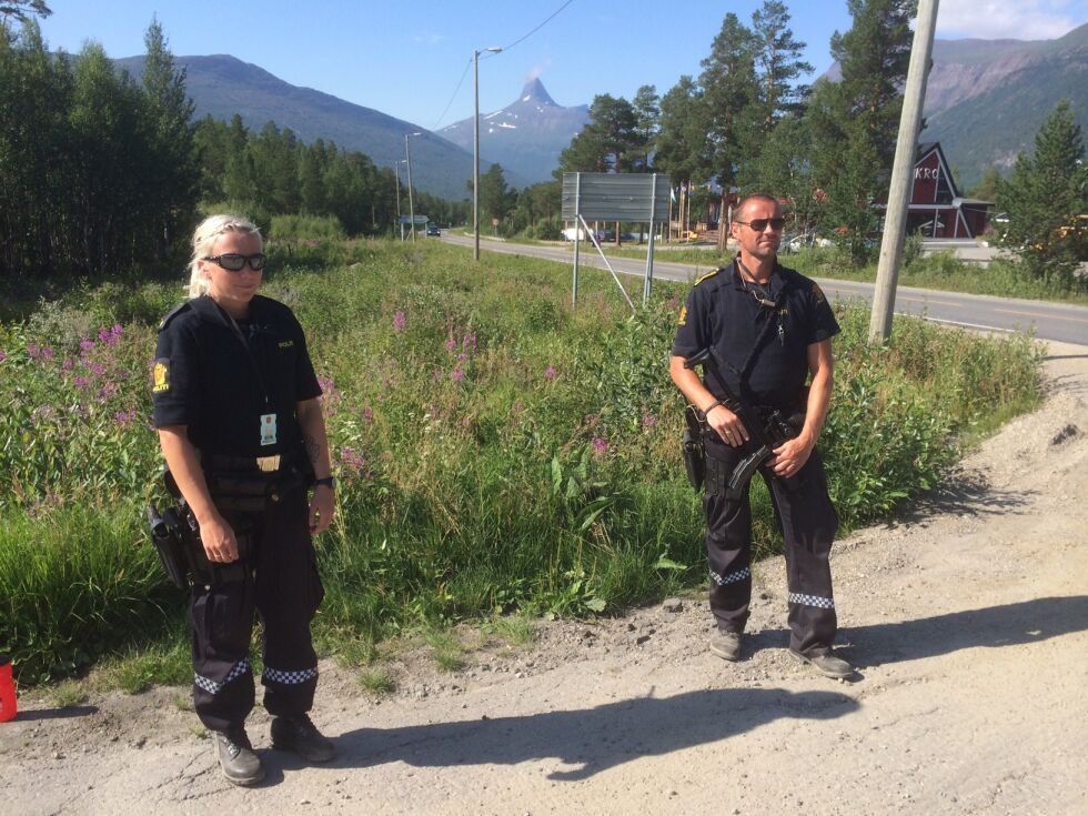 Politiet var bevæpnet på jobb ved Junkerdal tollstasjon i Saltdal torsdag.
 Foto: Sverre Breivik