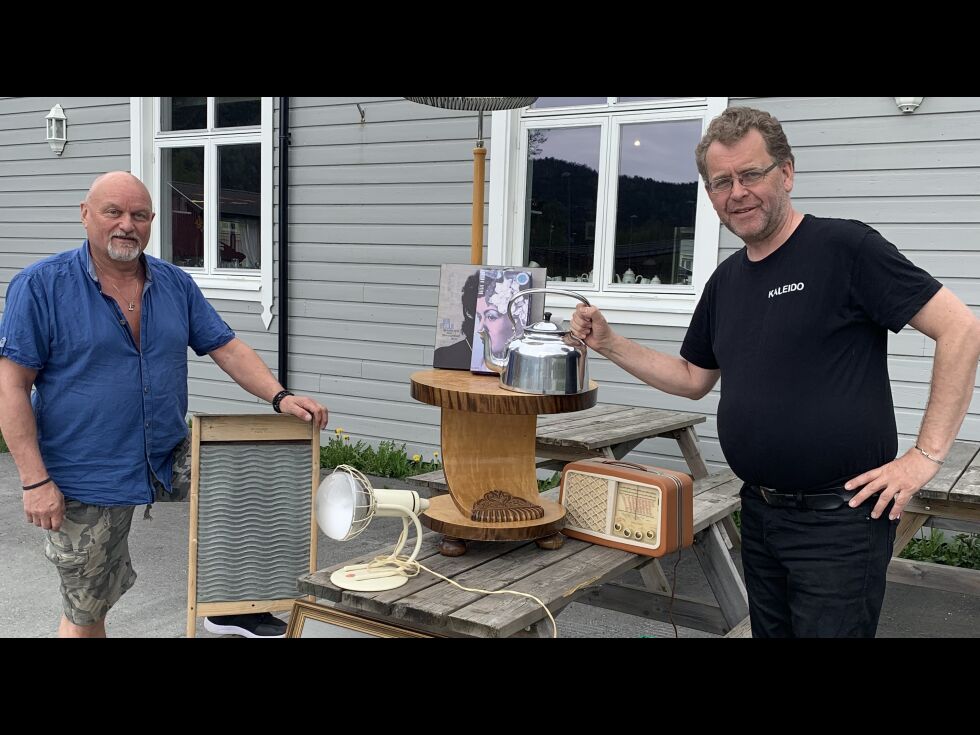Ulf Bakke og Sverre Breivik skal auksjonere bort rundt 100 objekter på Kaleido på Røkland førstkommende lørdag.
 Foto: Kaleido
