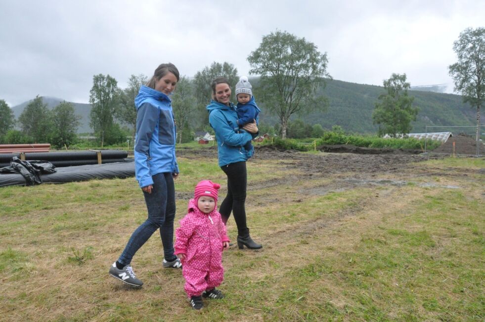 SØKERE. Rikke Barøy (t.v.) med dattera Mina og Julie Albinussen med sønnen Sebastian er blant de som har søkt og håper på å få tilslag på boiligtometene på Saltnes. Foto: Sylvia Bredal