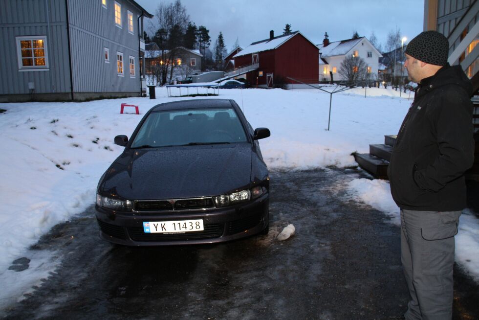 LYKKELIG SLUTT. På mandags morgen fant Amir Saric igjen bilen stående i Kleiva i Fauske. Han aner ikke hva som har skjedd.
 Foto: Knut F. Olsen