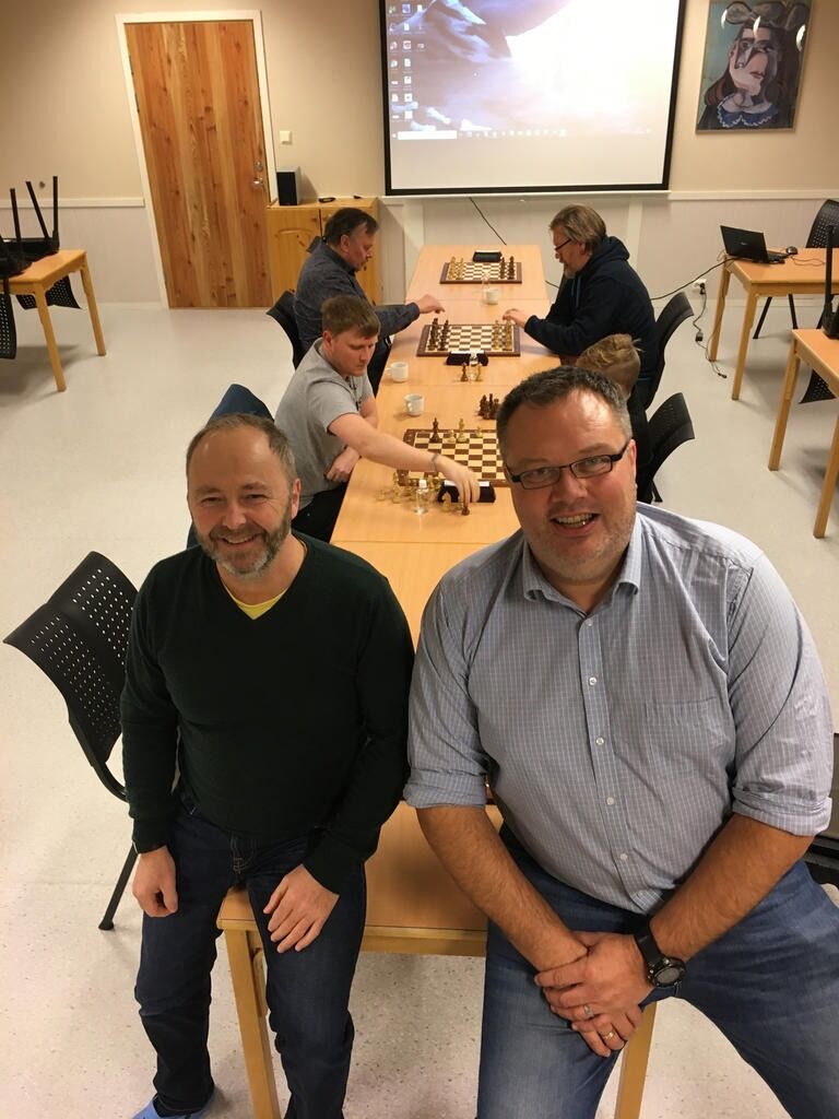 TO SENTRALE. Rune Borøy (t.v.) er leder og Kurt Arne Johnsen Fauske sjakklubbs eneste godkjente dommer.
 Foto: Stig Bjørnar Karlsen