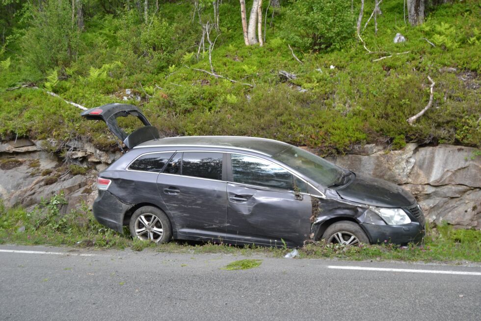 I GRØFTA. Bilen ble stående i gøfta etter utforkjøringen.
 Foto: Ole Kristian Andreassen