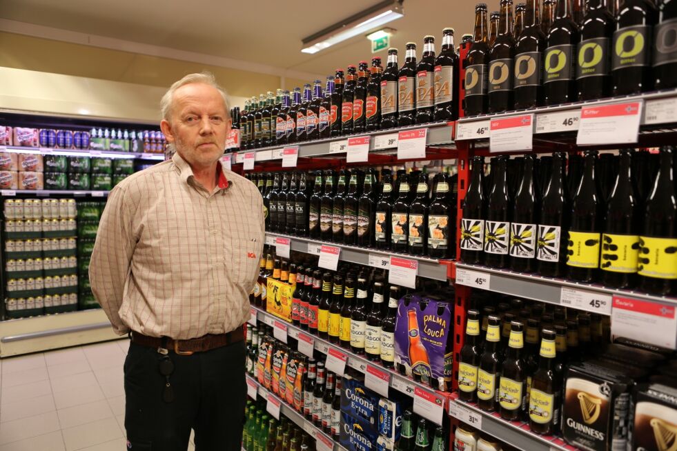 ØL I BUTIKK. Stig Salemonsen, butikksjef på ICA, var en av de som begynte å selge øl i butikk på Fauske 1. mars.
 Foto: Bjørn L. Olsen
