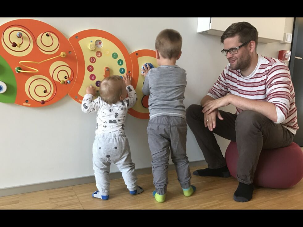 NYE HØYDER. Jeg har fått erfare at det å bli tobarnsmamma gjør noe med hukommelse og tilstedeværelse. Fra venstre Sondre (1) og Vetle Kalbakk Åsbakk (3) med pappa Arild Åsbakk.
 Foto: Frida Kalbakk