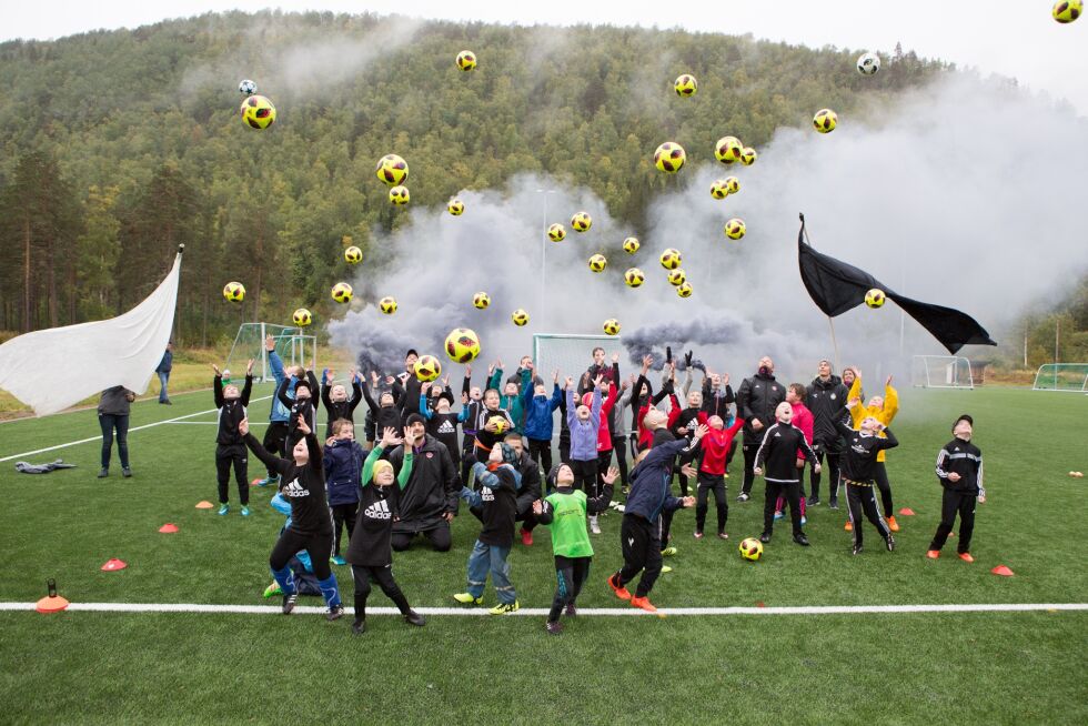 FOR ALLE. Fylkesråden i Nordland vil jobbe for at ikke økonomi skal hindre unge å være med i idrett. Slik avsluttet IL Vinger fotballskolen i fjor, med et skikkelig ball-slipp. Foto: IL Vinger
 Foto: IL Vinger