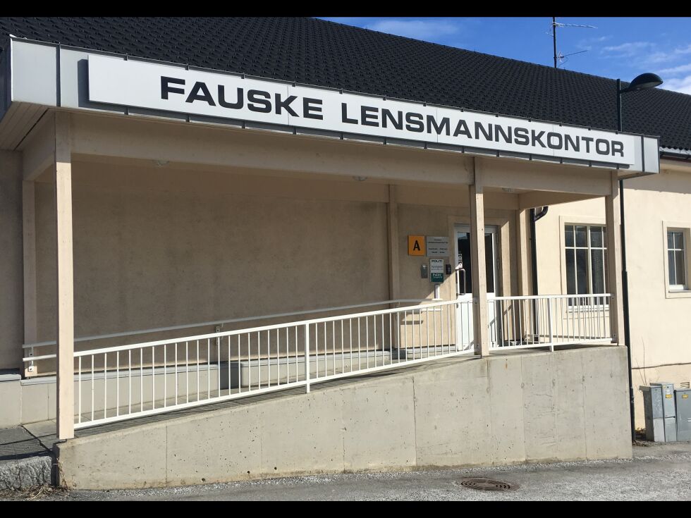 Det ble påskeferie for Fauske lensmannskontor onsdag, men inngangsdøra ble stående åpen.
 Foto: Espen Johansen