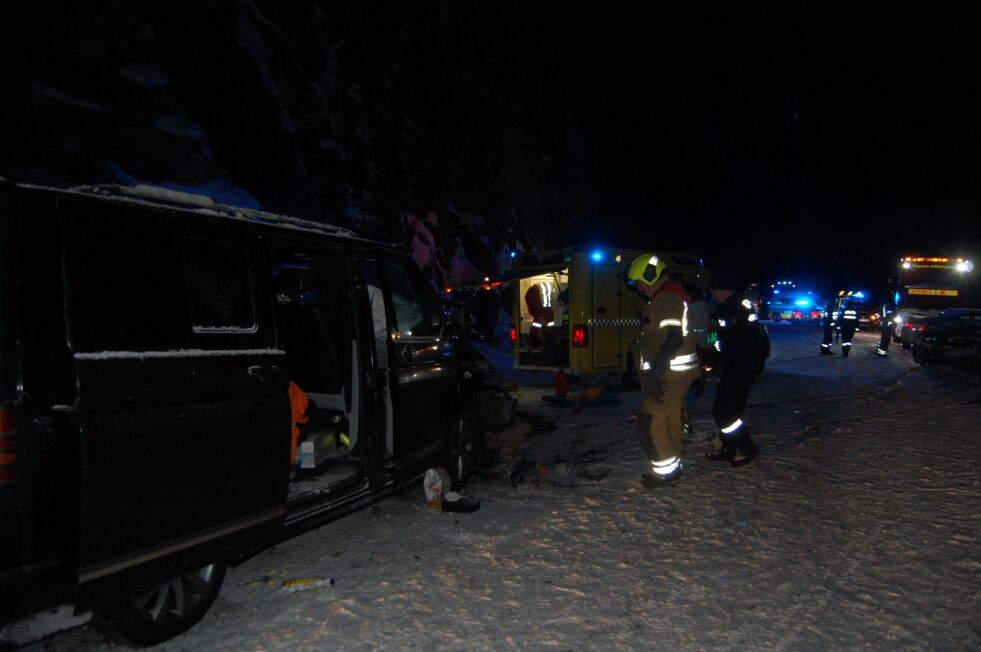 KOLLISJON. Ulykken skjedde i en sving på E6 ned fra Setsåhøgda mot Setså.
 Foto: Stig Bjørnar Karlsen
