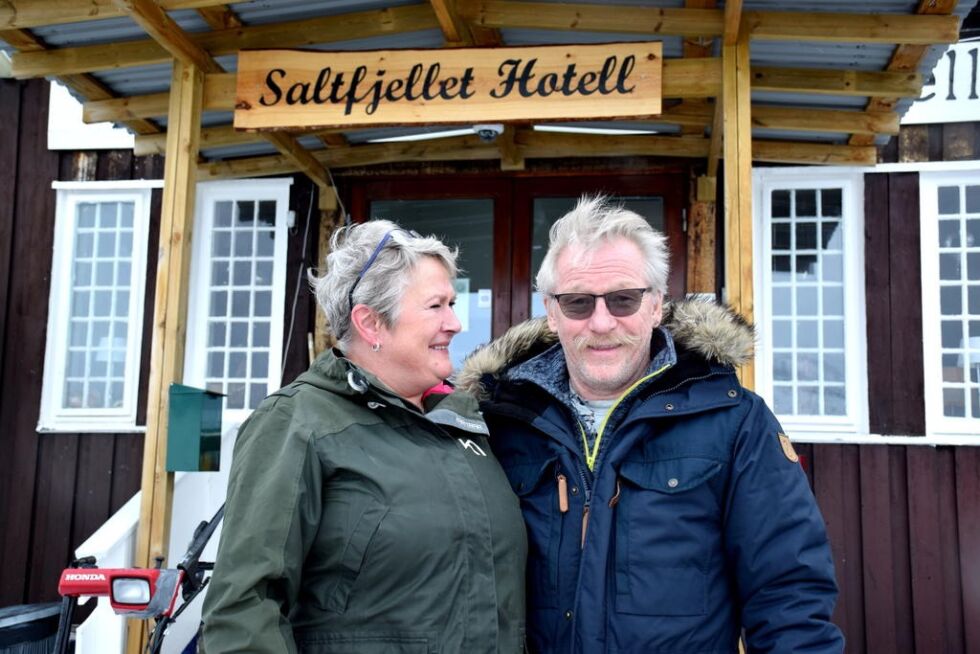 LOVENDE. I 2017 da dette bildet av Sissel Ilstad og Torbjølrn Fjelltun ble tatt, så driften av Saltfjellet hotell lovende ut. Da hadde de levert et positivt overskudd for 2016 på rundt en kvart million.  De to årene deretter ble det underskudd, og nå gir paret opp driften.
 Foto: Frida Kalbakk