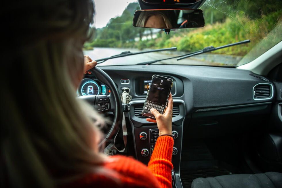 MOBILBRUK I BIL. 70 prosent av Norges befolkning aner ikke hva det koster å bli tatt for å bruke mobilen i bilen.
 Foto: Frende Forsikring