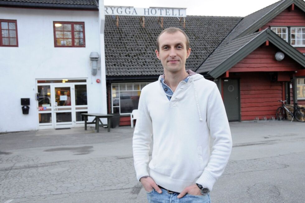 ANSATT. Stanislav Nowak var mottaksleder på Brygga hotell, nå er han ansatt på campingen i Bodøsjøen som driftsleder.
 Foto: Saltenposten
