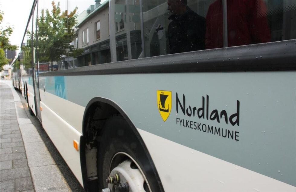 BETALING. Fra 10. mai kan du igjen betale med bankkort på mange av regionbussene.
 Foto: Nordland fylkeskommune