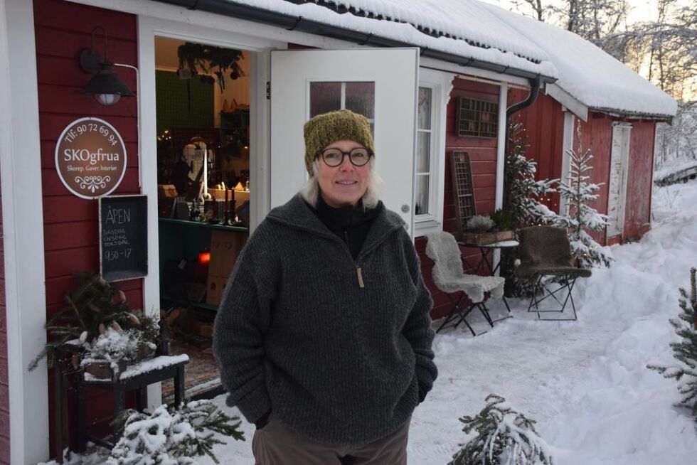 DROPPER INTERIØR. Janne Westgård Mikalsen driver Skogfrua, skomakerverksted og butikk. Nå legger hun ned interiøravdelingen.
 Foto: Eva S. Winther