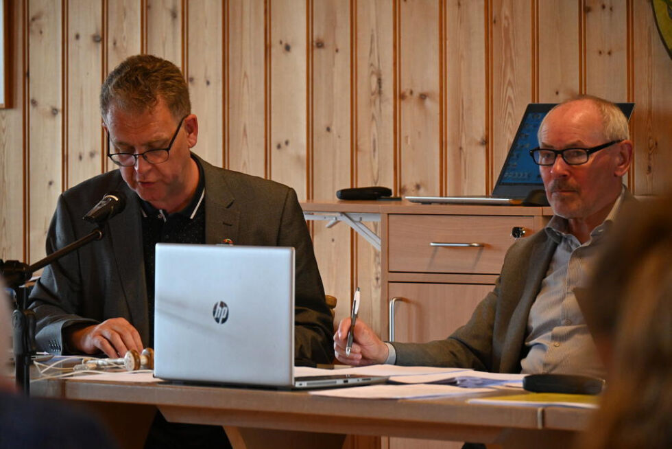 POSISJONEN. Varaordfører Sverre Breivik (Saltdalslista) og ordfører Rune Berg (Senterpartiet) under kommunestyremøtet 23. juni i år. De sitter i posisjon sammen med Ole Bøhlerengen (H).
 Foto: Lise Ailin Rosvoll Berntzen