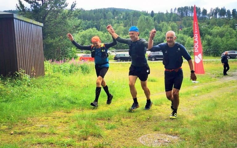 TRIO. Anders Stornes, Tor Haugberg og Svenn Petter Hermansen kommer i mål på Russånes etter gjennomført ultraløp. De kom i mål etter nesten ni og en halv time.
 Foto: Magnar Øygarden