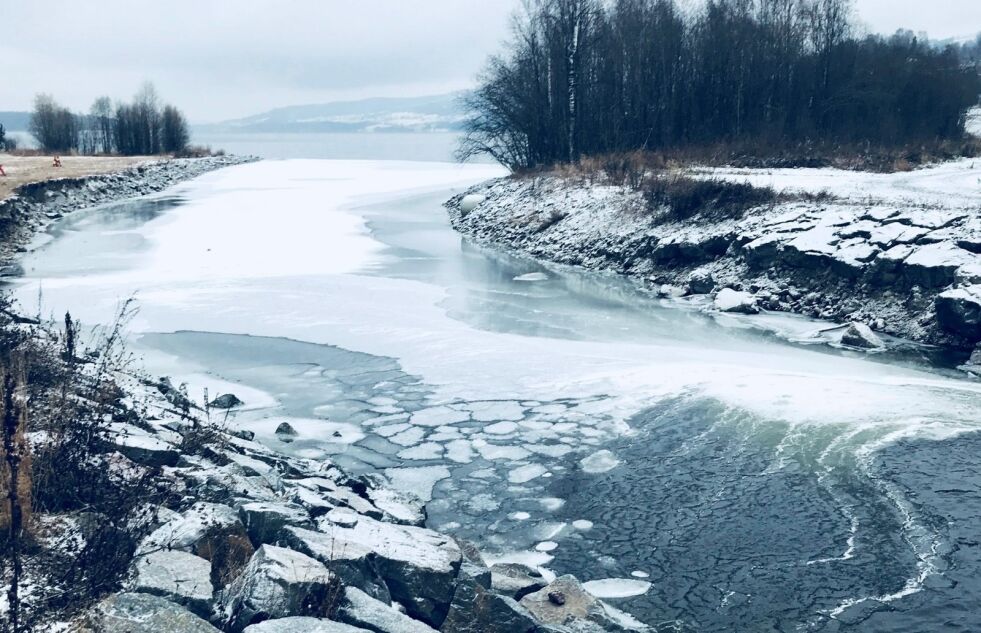 FORHÅNDSREGLER. Norges Livredningsselskap ber folk ta sine forhåndsregler når man ferdes på isen. Temperaturendringer kan gjøre isen utrygg. Foto: Norges Livredningsselskap