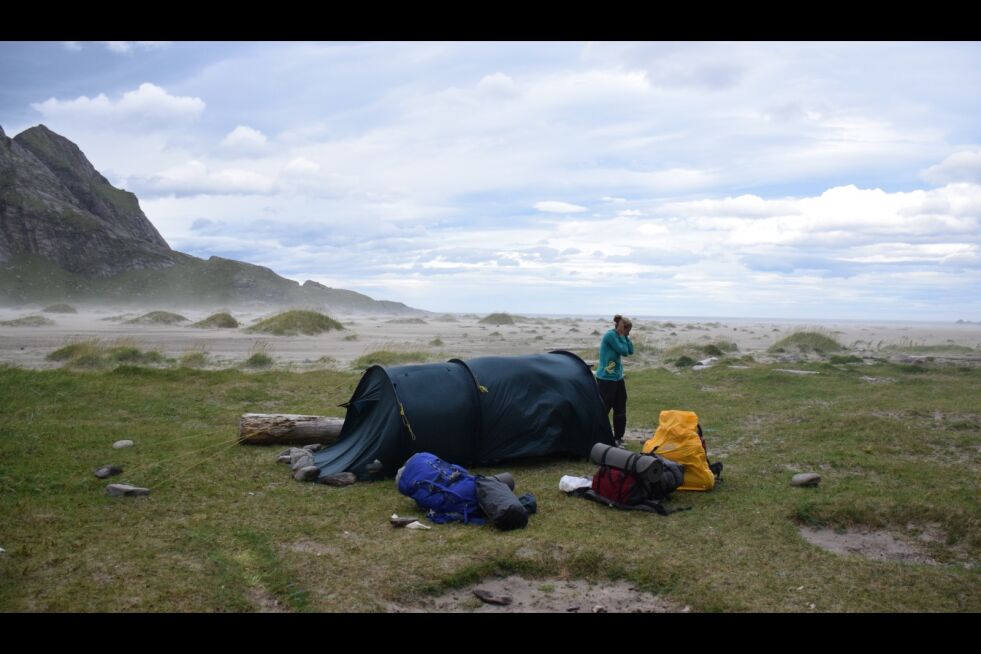 Å telte på ei strand i Lofoten når det blåser mye, er kanskje ikke det lureste man gjør, men en minnerik tur - det hadde vi.
 Foto: Eva S. Winther
