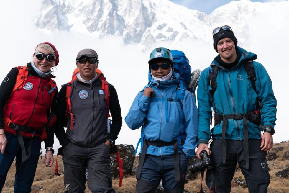 KLARE. Randi Skaug, Tshering Pande Bothe, Pasang Lama og Eirik Schøning klare for å prøve seg på fjellet.
 Foto: Eirik Schøning