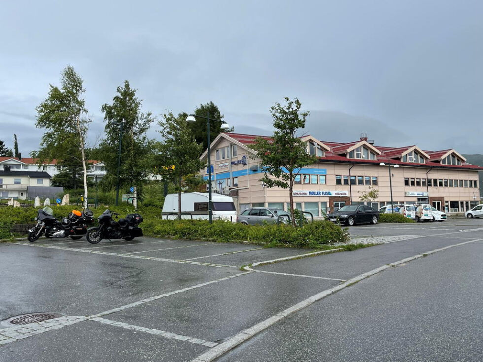 SUPERLADERE. Her på de nærmeste fire parkeringsplassene og de åtte bak der igjen ønsker Tesla Norway å etablere 12 plasser for superladere i Fauske sentrum. Det er kommunen positiv til.
 Foto: Foto: Helge Simonsen